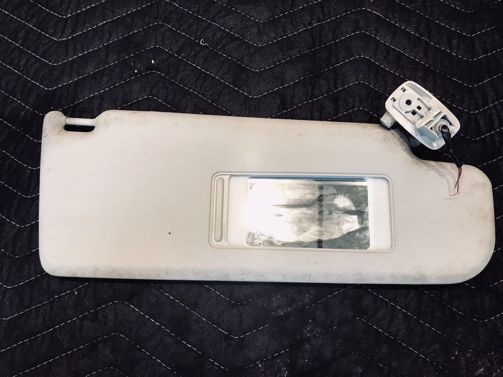 2006 VOLKSWAGEN PASSAT RIGHT PASSENGER SIDE SUN VISOR ASSEMBLY BEIGE OEM USED - Image 2