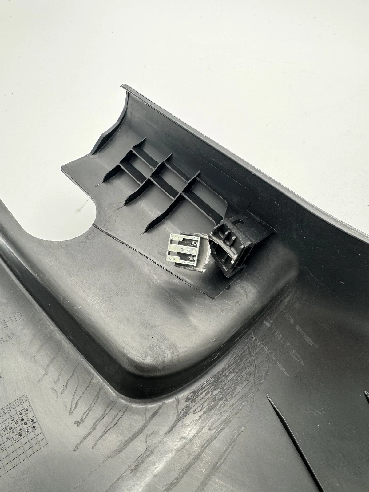 19-22 CHEVROLET SPARK FRONT LEFT DOOR SILL SCUFF PLATE 95395486 - Image 9