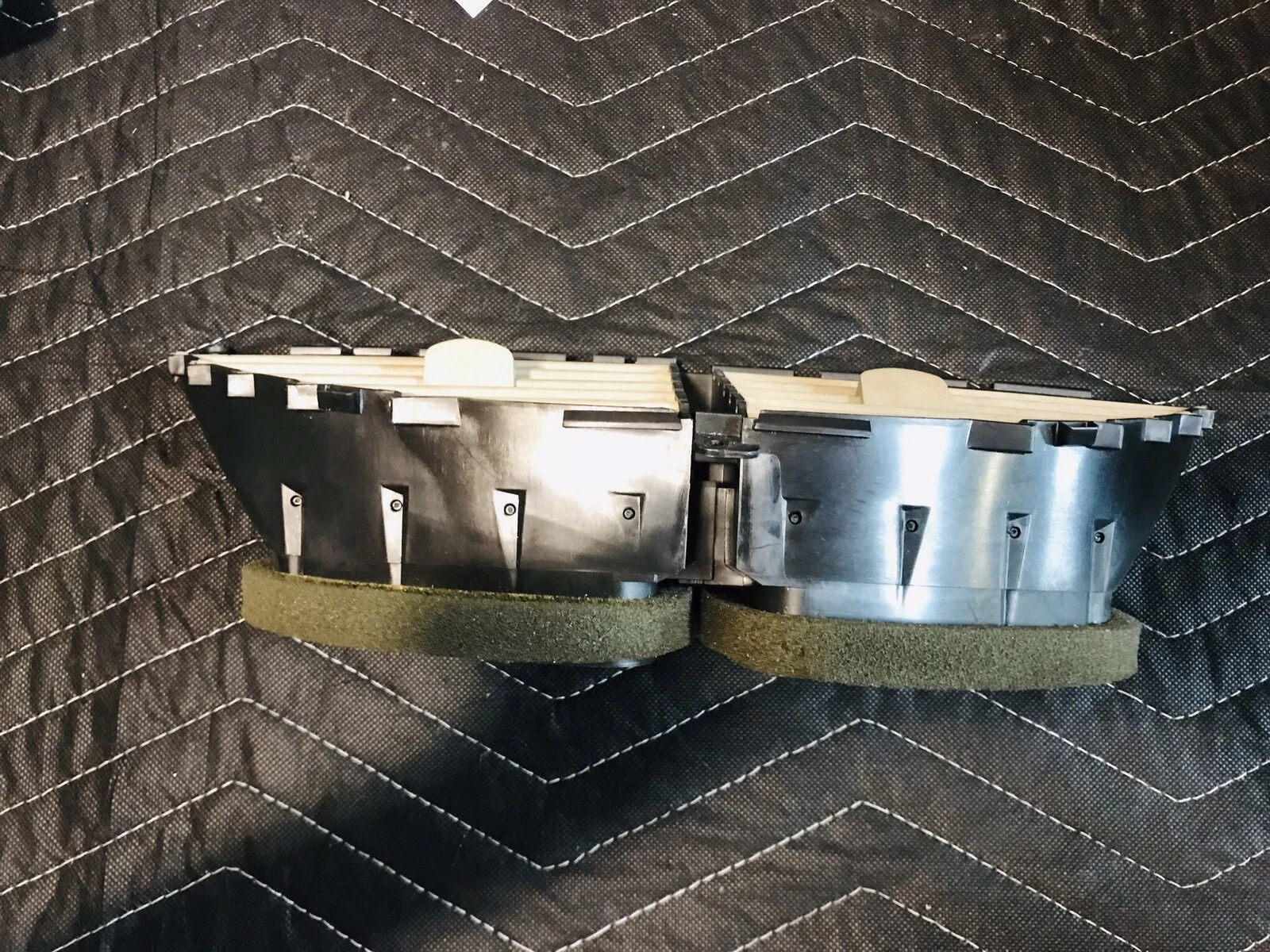 04 05 06 07 08 09 NISSAN QUEST CENTER DASH AIR VENTS OEM 68750-5Z000 - Image 2