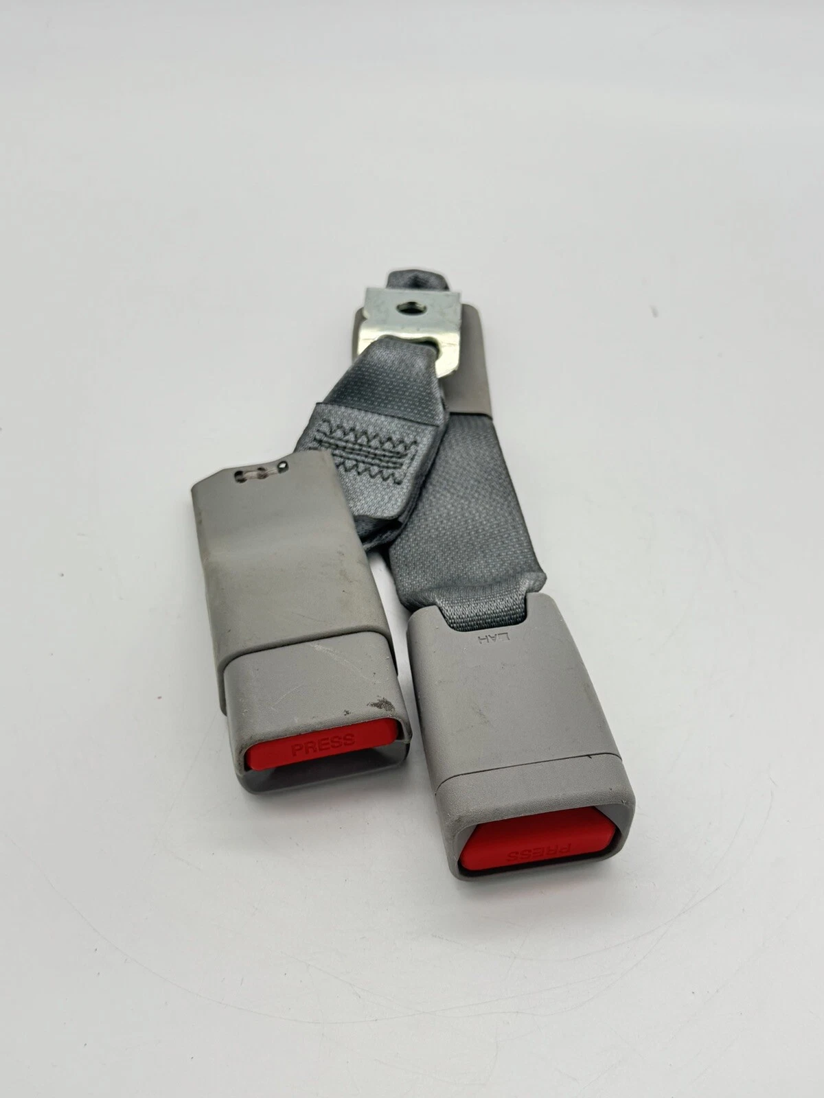 14 - 18 TOYOTA COROLLA REAR SEAT BELT CENTER BUCKLE OEM GRAY - Image 2