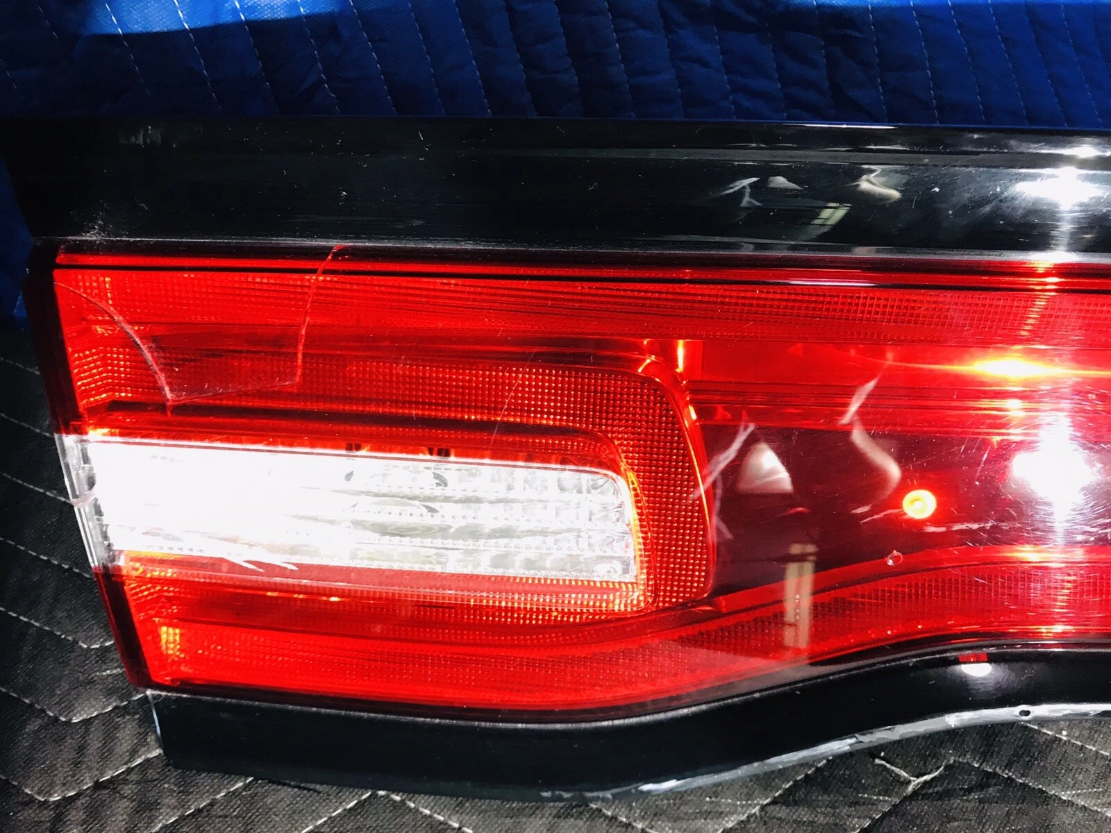 11-14 Dodge Charger REAR CENTER DECKLID TAILLIGHT BACK UP LAMP OEM - Image 3