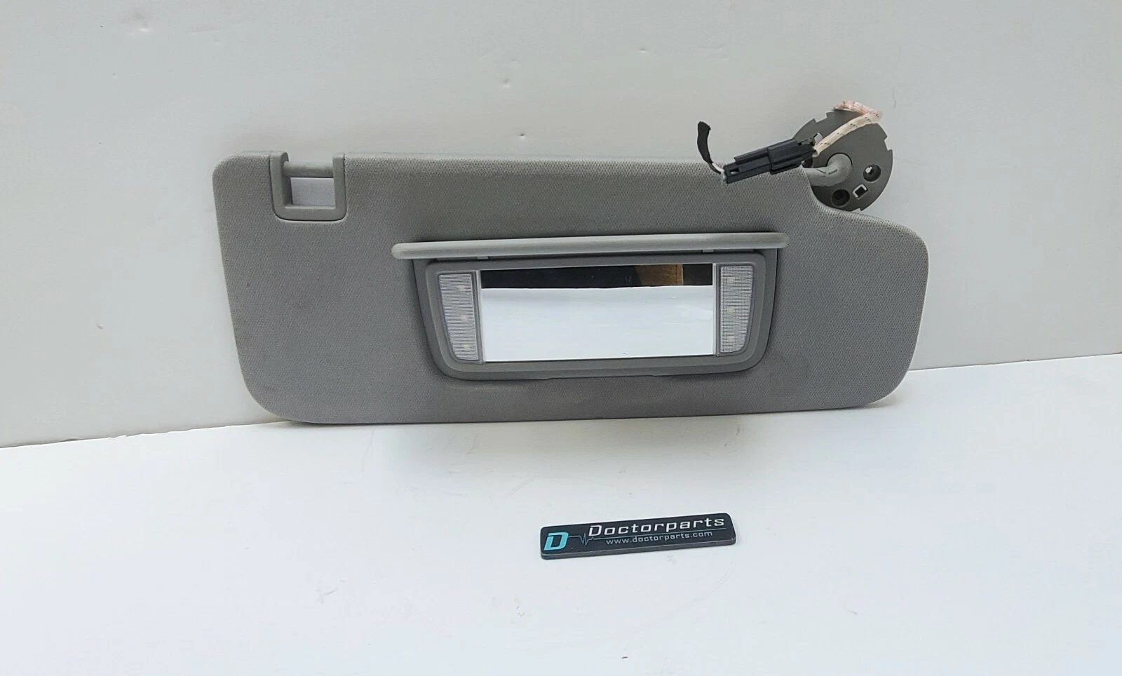 18-19 CHEVROLET EQUINOX LEFT LH PASSENGER SIDE GRAY SUN VISOR W/LIGHT 356