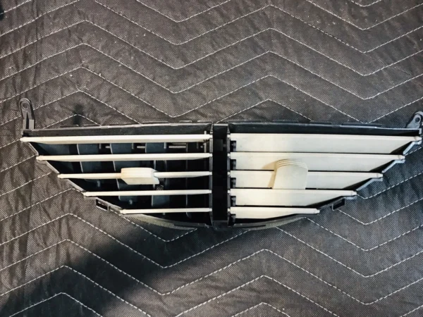 04 05 06 07 08 09 NISSAN QUEST CENTER DASH AIR VENTS OEM 68750-5Z000