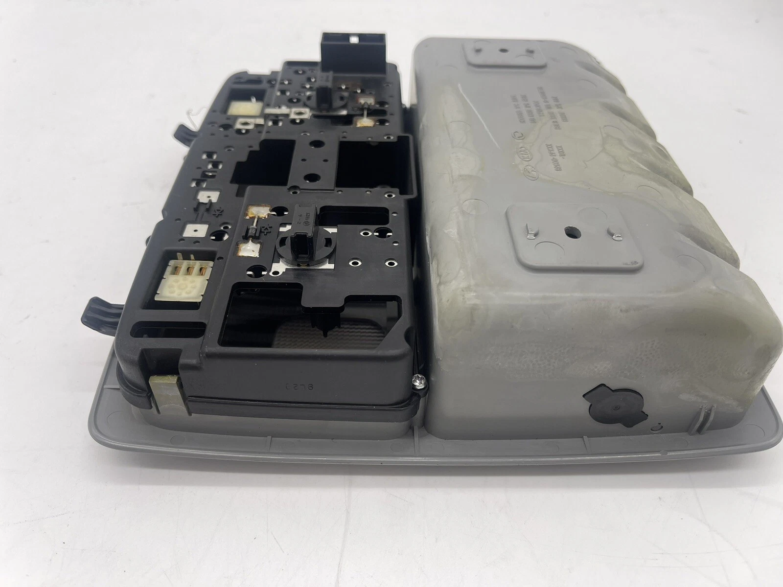 11 - 13 Kia Sorento Overhead Console With Map Lights & Sunroof Switch Gray Used - Image 7