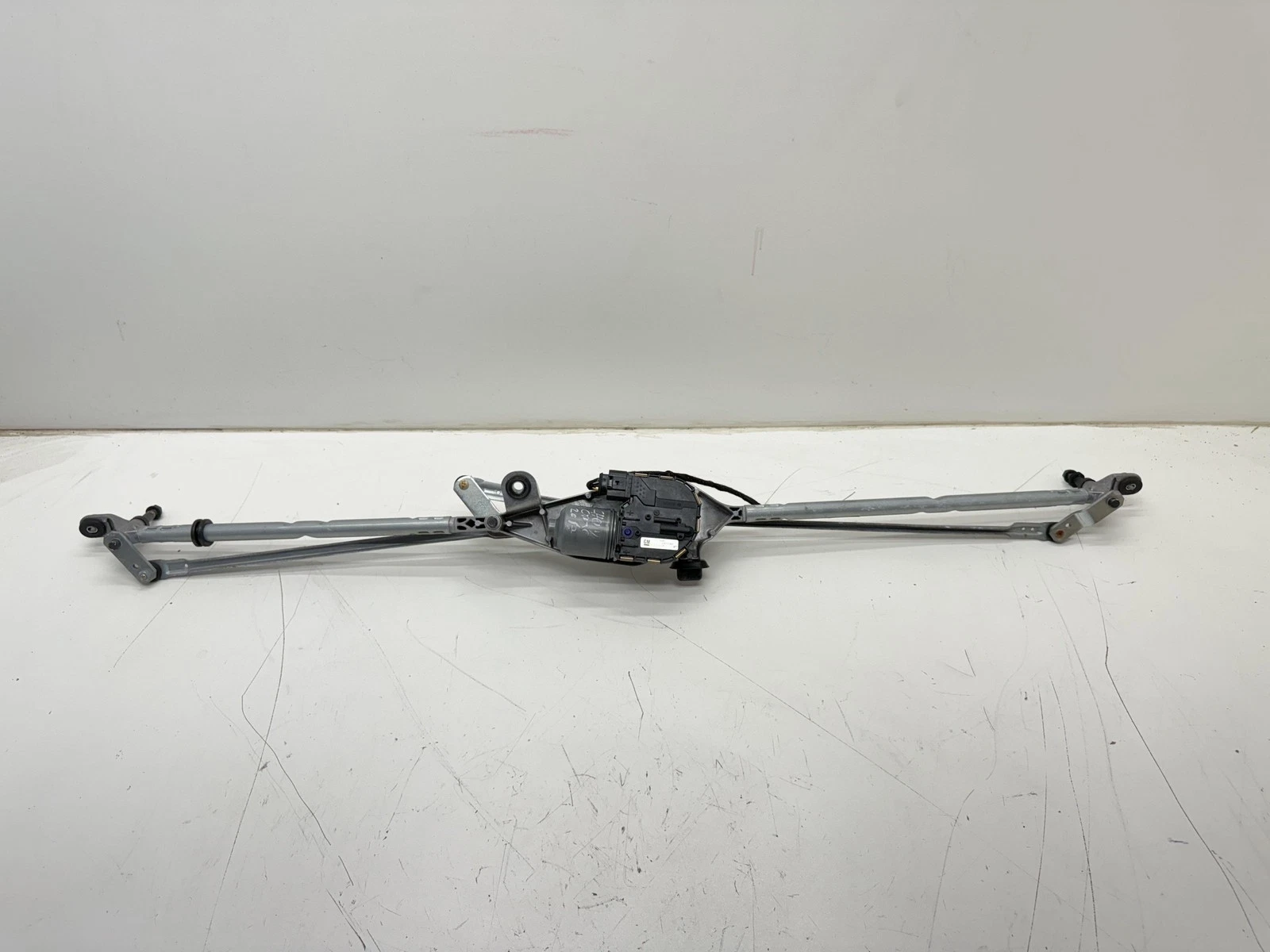 16-19 CHEVROLET CRUZE FRONT WINDSHIELD WIPER LINKAGE TRANSMISSION W/ MOTOR OEM - Image 2