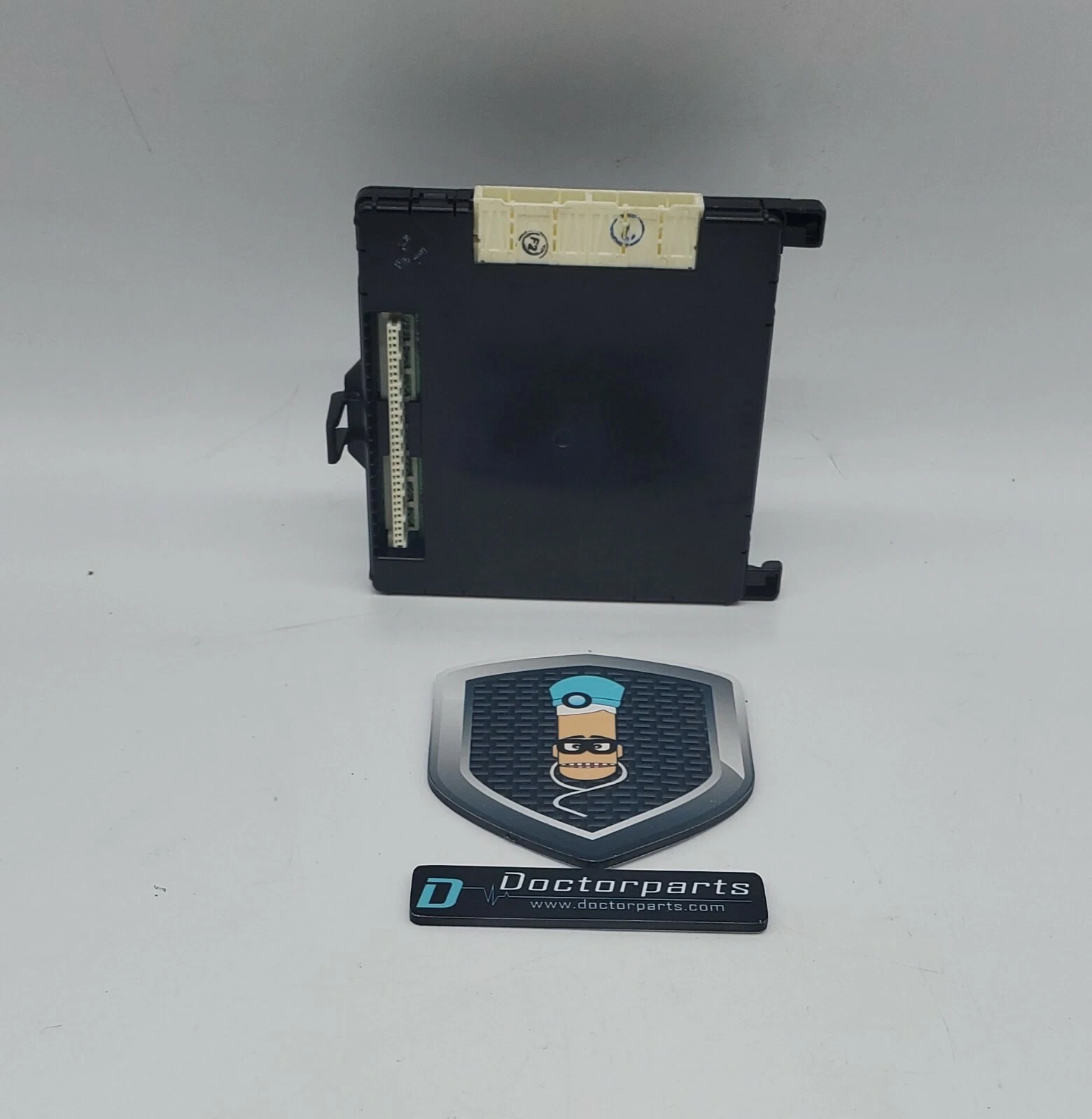 15-17 Toyota Camry 89221-06220 MPX Multiplex Network Body Control Module - Image 2