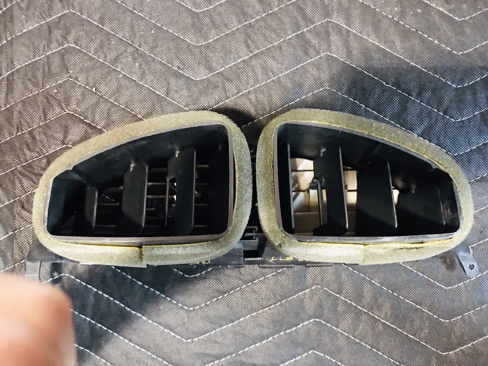04 05 06 07 08 09 NISSAN QUEST CENTER DASH AIR VENTS OEM 68750-5Z000 - Image 3