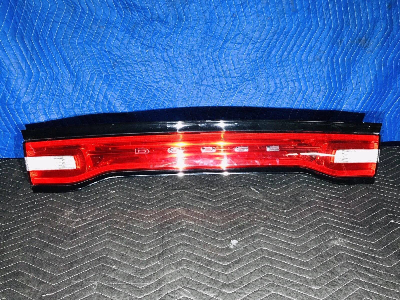 11-14 Dodge Charger REAR CENTER DECKLID TAILLIGHT BACK UP LAMP OEM