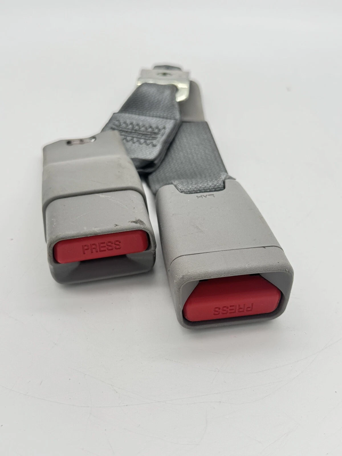 14 - 18 TOYOTA COROLLA REAR SEAT BELT CENTER BUCKLE OEM GRAY - Image 3
