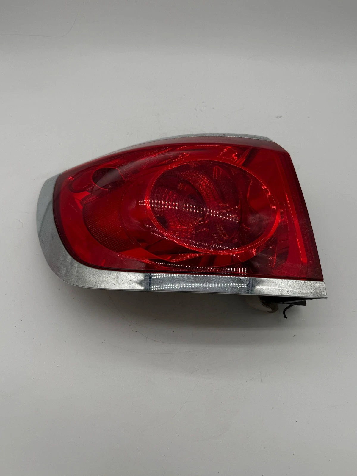 2008-2012 Buick Enclave Left Tail Light Assembly Quarter Panel Mounted 25954941 - Image 2