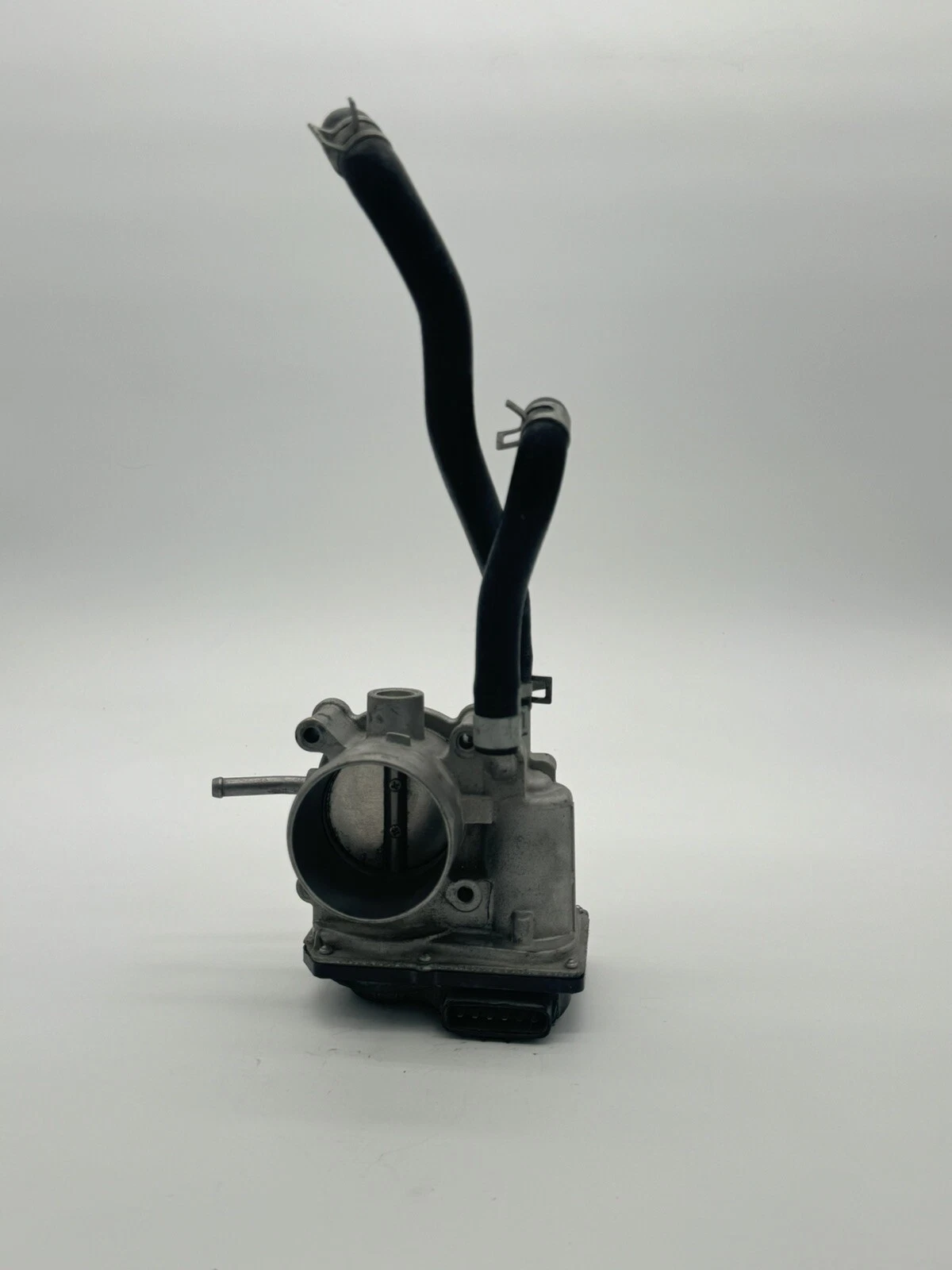 2012 HYUNDAI ACCENT 1.6L THROTTLE BODY OEM 351002B300 - Image 2
