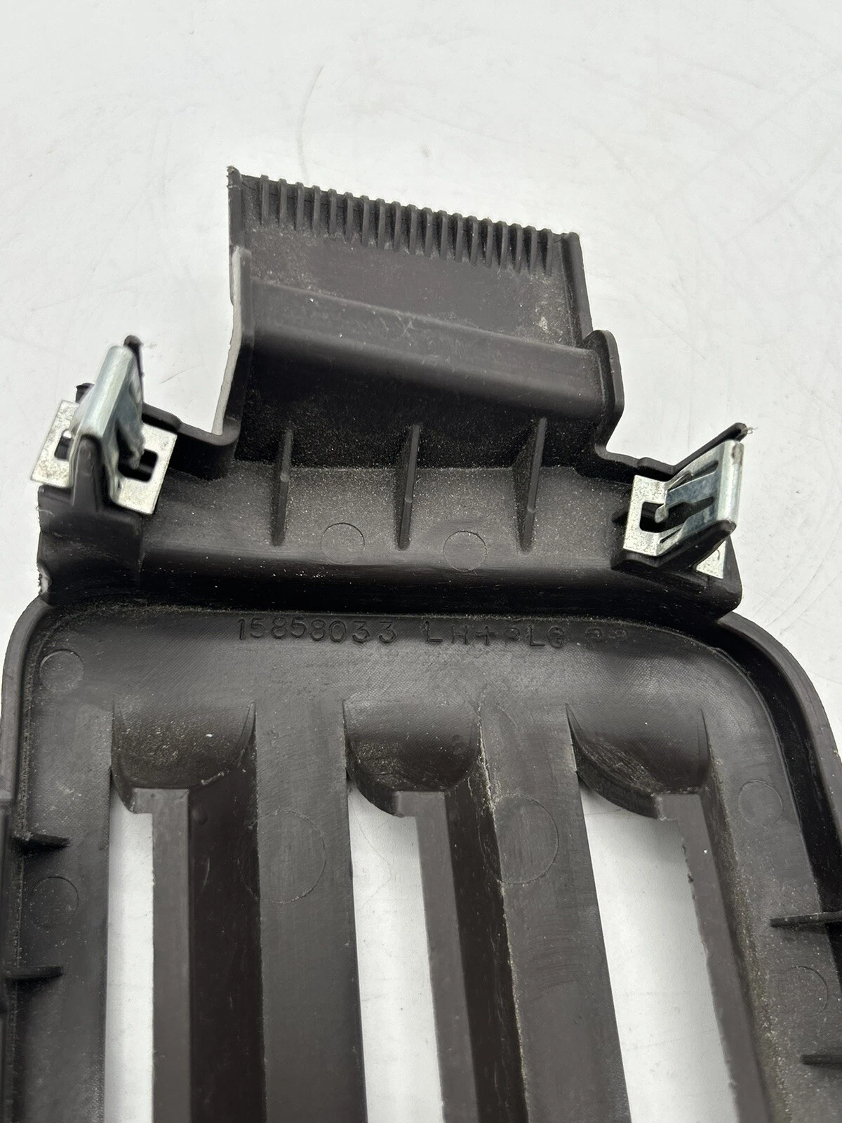 2008 BUICK ENCLAVE REAR LEFT DRIVER SIDE PRESSURE RELIEF AIR GRILLE COVER TRIM + - Image 10