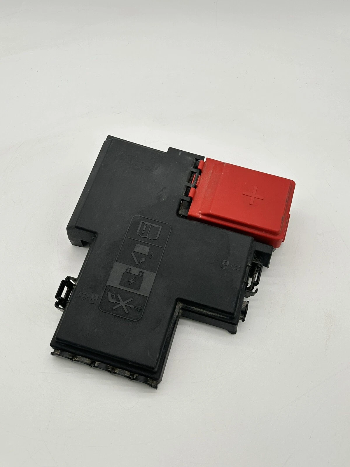 2020-2021 BUICK ENCORE GX 1.2L GAS BATTERY DISTRIBUTION FUSE BOX BLOCK COVER OEM - Image 2