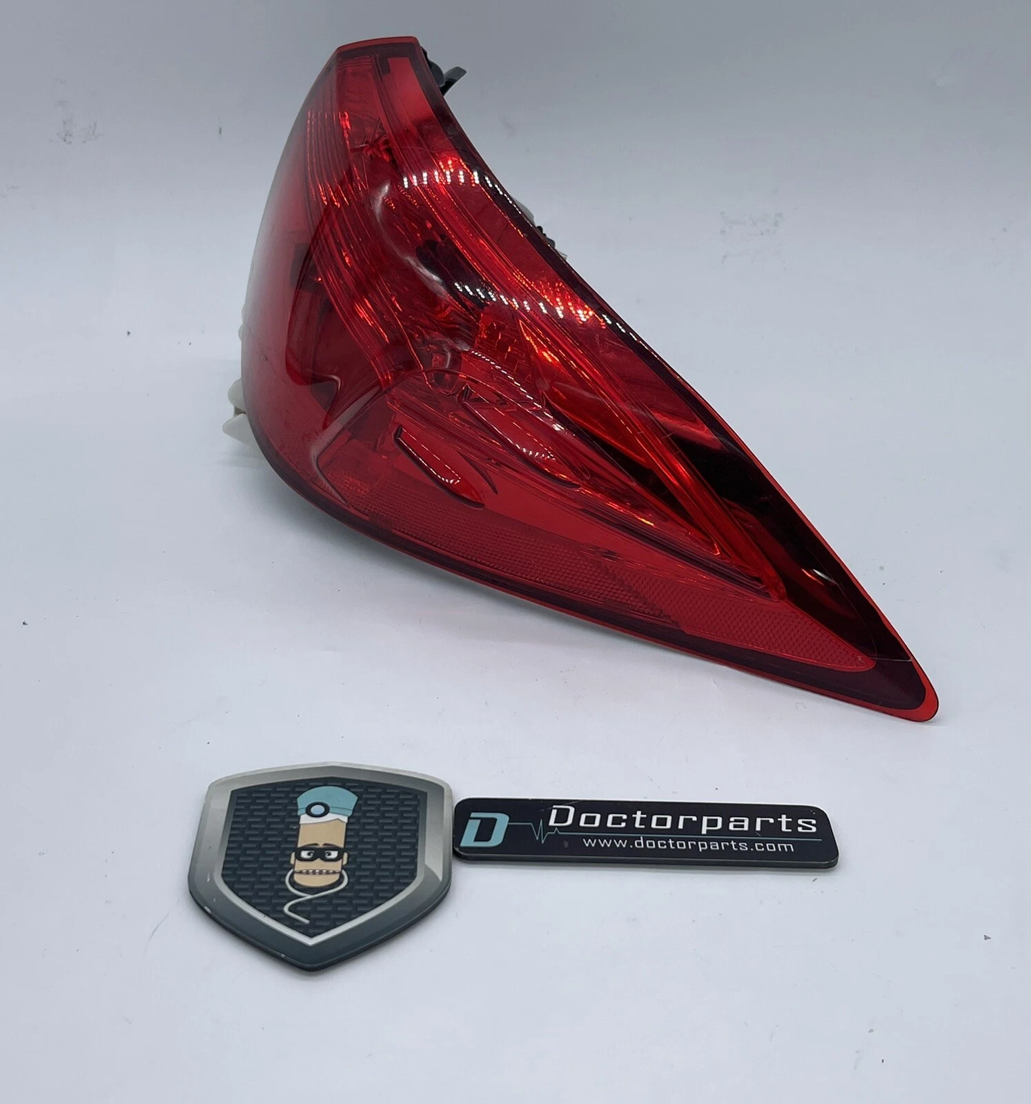 2014-2016 TOYOTA COROLLA OEM RIGHT OUTER PASSENGER SIDE TAIL LIGHT ASSEMBLY - Image 2