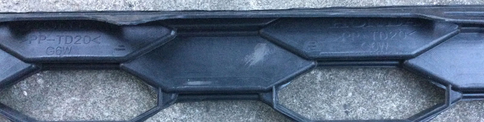 2016-2018 HONDA CIVIC HATCHBACK FRONT LOWER GRILL MESH USED OEM 71107-TGG-A500 - Image 4
