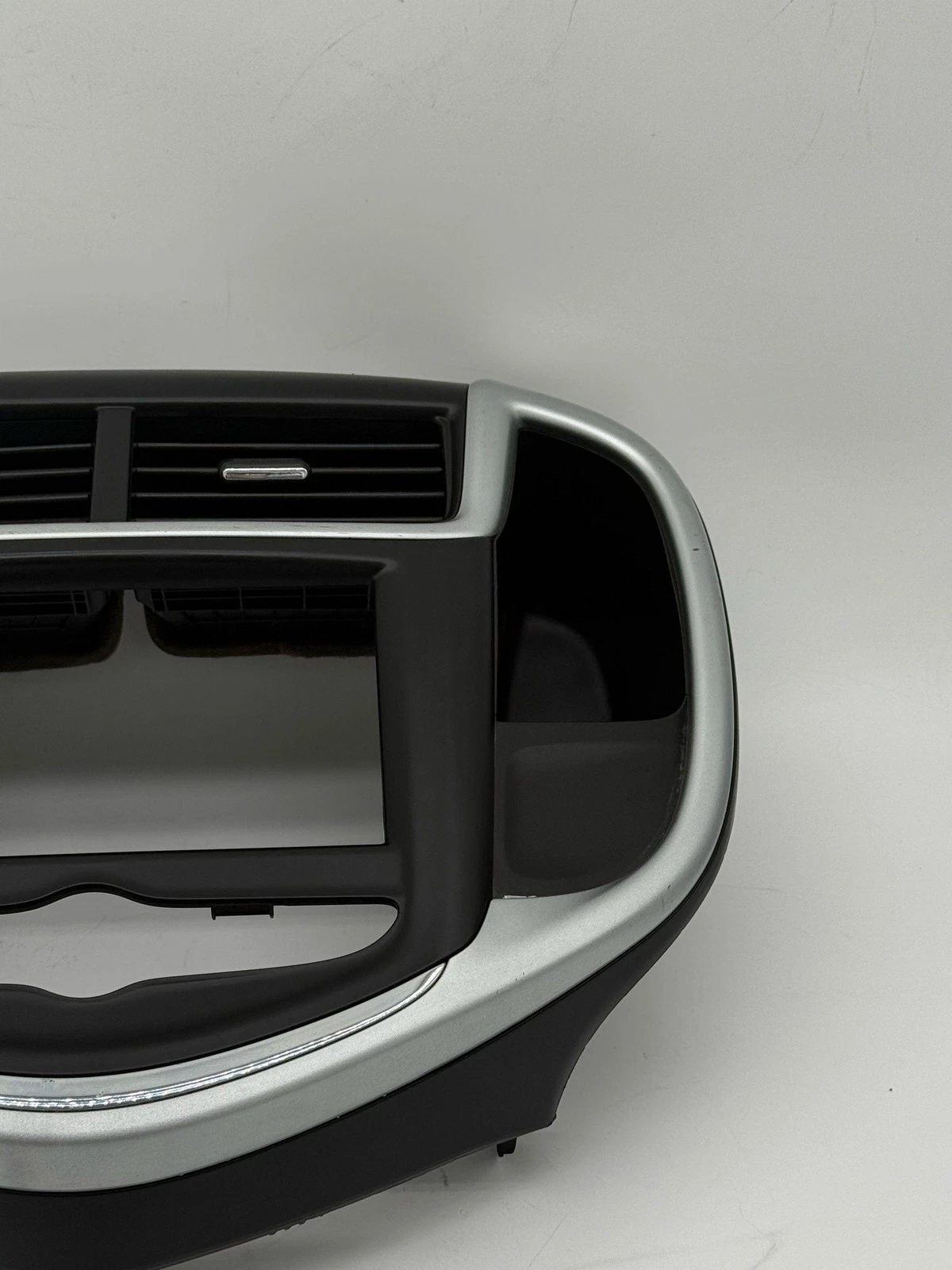 2017-2020 CHEVROLET SONIC RADIO BEZEL WITH VENTS 42526597 - Image 4