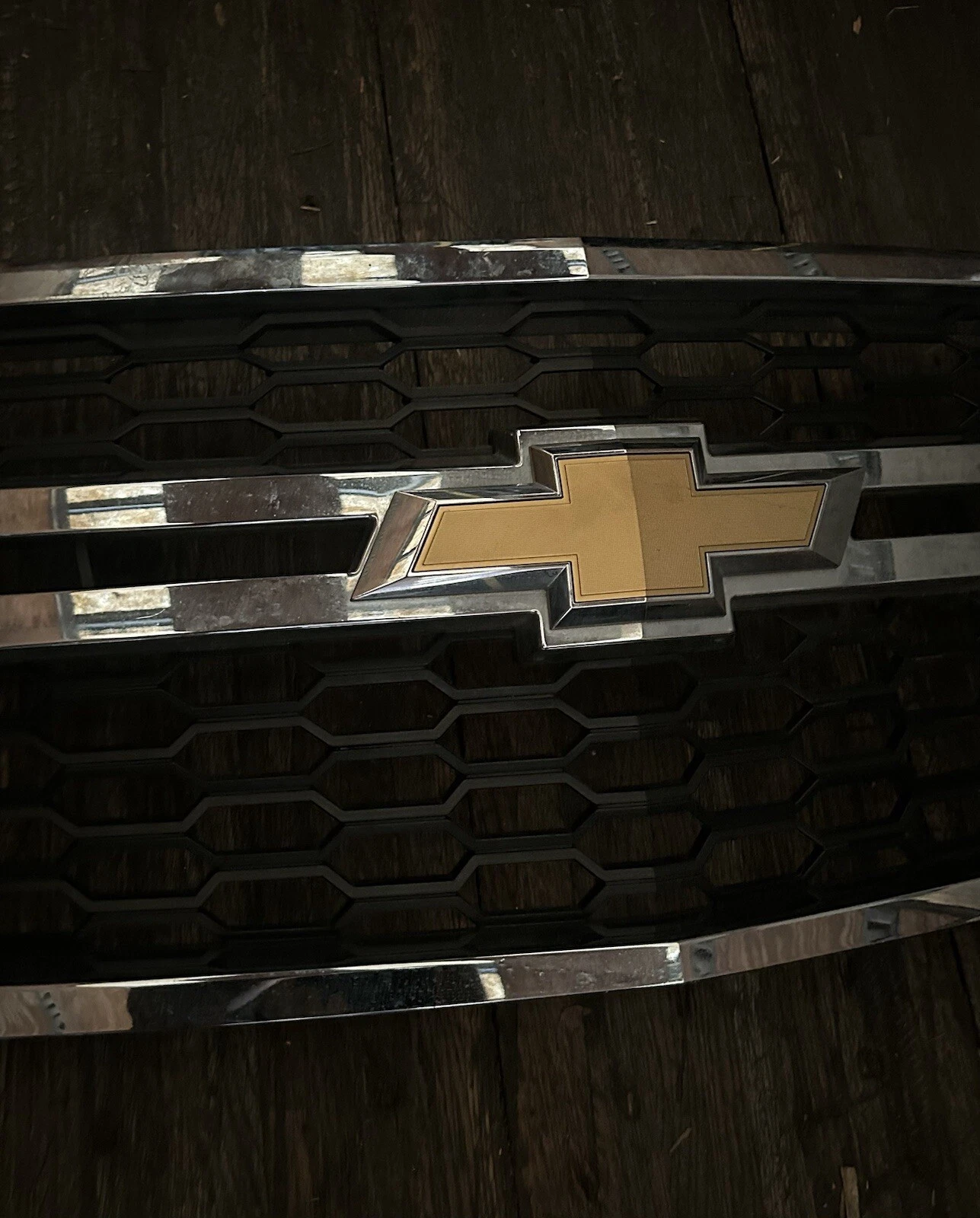 2015-2020 CHEVROLET TAHOE SUBURBAN FRONT BUMPER CHROME GRILLE W/ EMBLEM OEM - Image 3