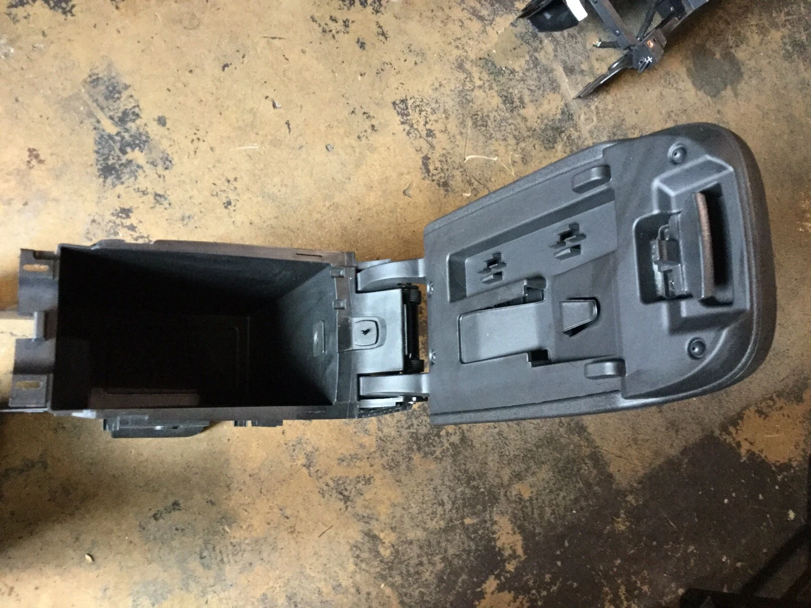 2018 - 2019 CHEVROLET EQUINOX CENTER CONSOLE STORAGE COMPARTMENT BOX TRAY OEM - Image 5