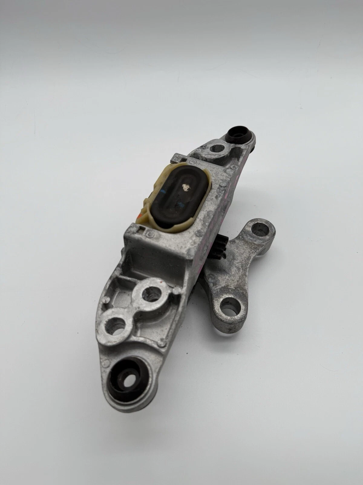 2016-2019 CHEVROLET CRUZE ENGINE MOTOR RIGHT PASSENGER SIDE BRACKET MOUNT OEM - Image 9