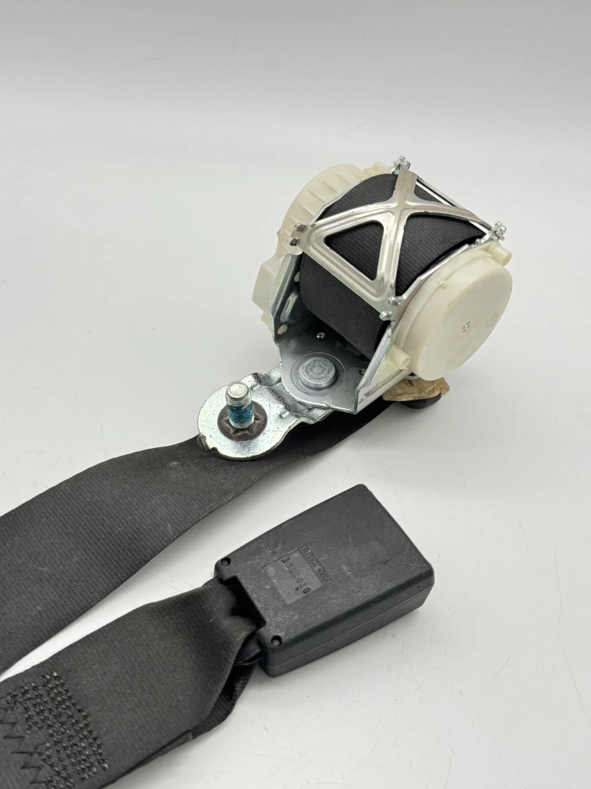 2011 - 2014 HYUNDAI SONATA Center Seat Belt Retractor 89850-3Q000 OEM - Image 3
