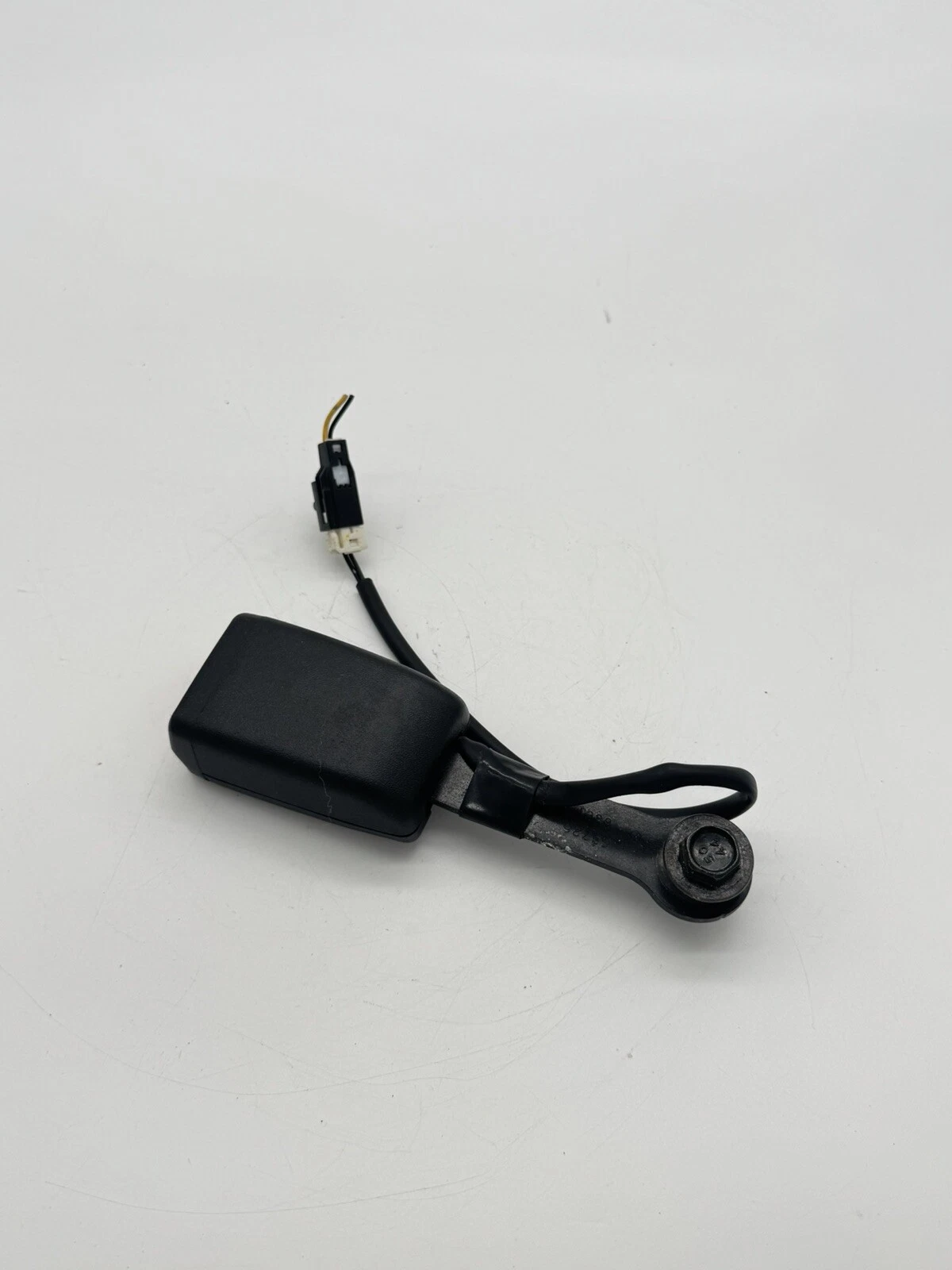 2014-2024 INFINITI QX80 FRONT RIGHT PASSENGER SIDE SEAT BELT BUCKLE OEM BLACK - Image 2