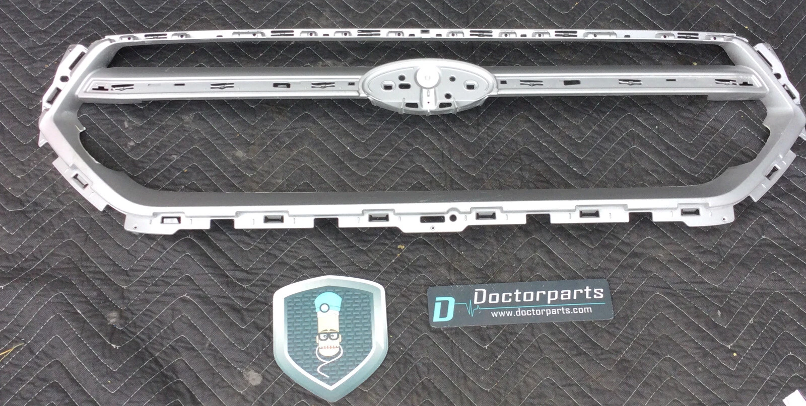 2017-2019 FORD ESCAPE FRONT BUMPER GRILLE NO EMBLEM OEM USED LOCAL PICKUP - Image 2