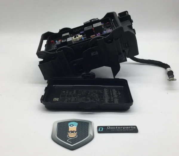 2016-2019 CHEVROLET MALIBU ENGINE FUSE RELAY BOX 84085839 Z43138151 OEM USED