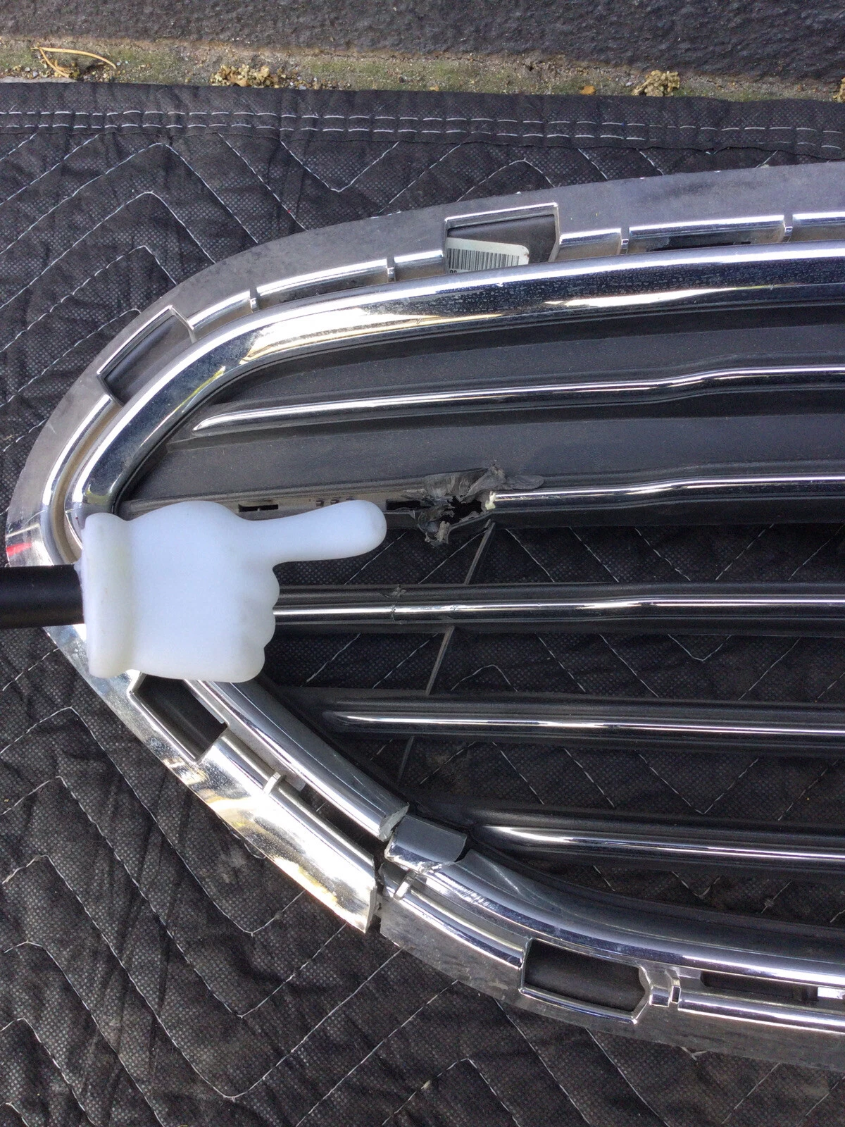 2016-2019 FORD FIESTA FRON UPPER GRILLE USED OEM LOCAL PICKUP - Image 5