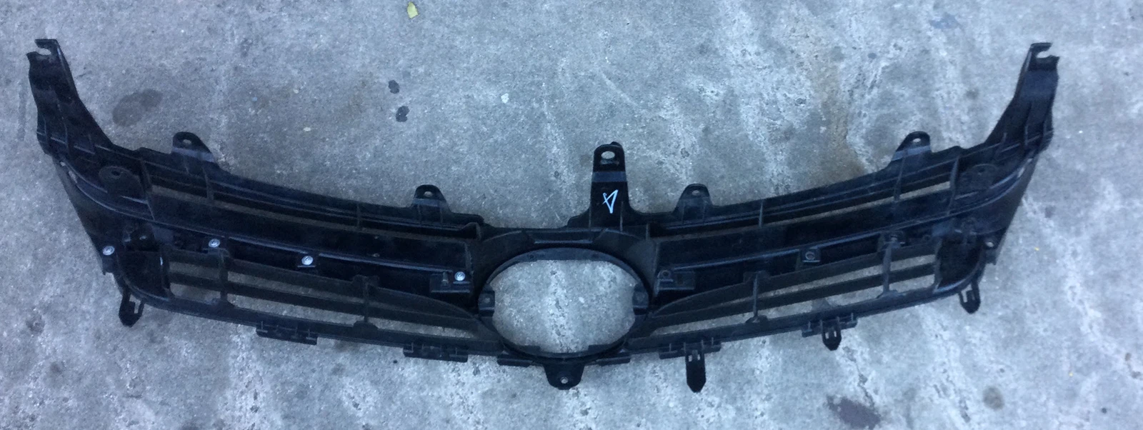 2017-2020 TOYOTA CAMRY FRONT UPPER BUMPER GRILLE BLACK USED OEM. 53114-06061 - Image 2