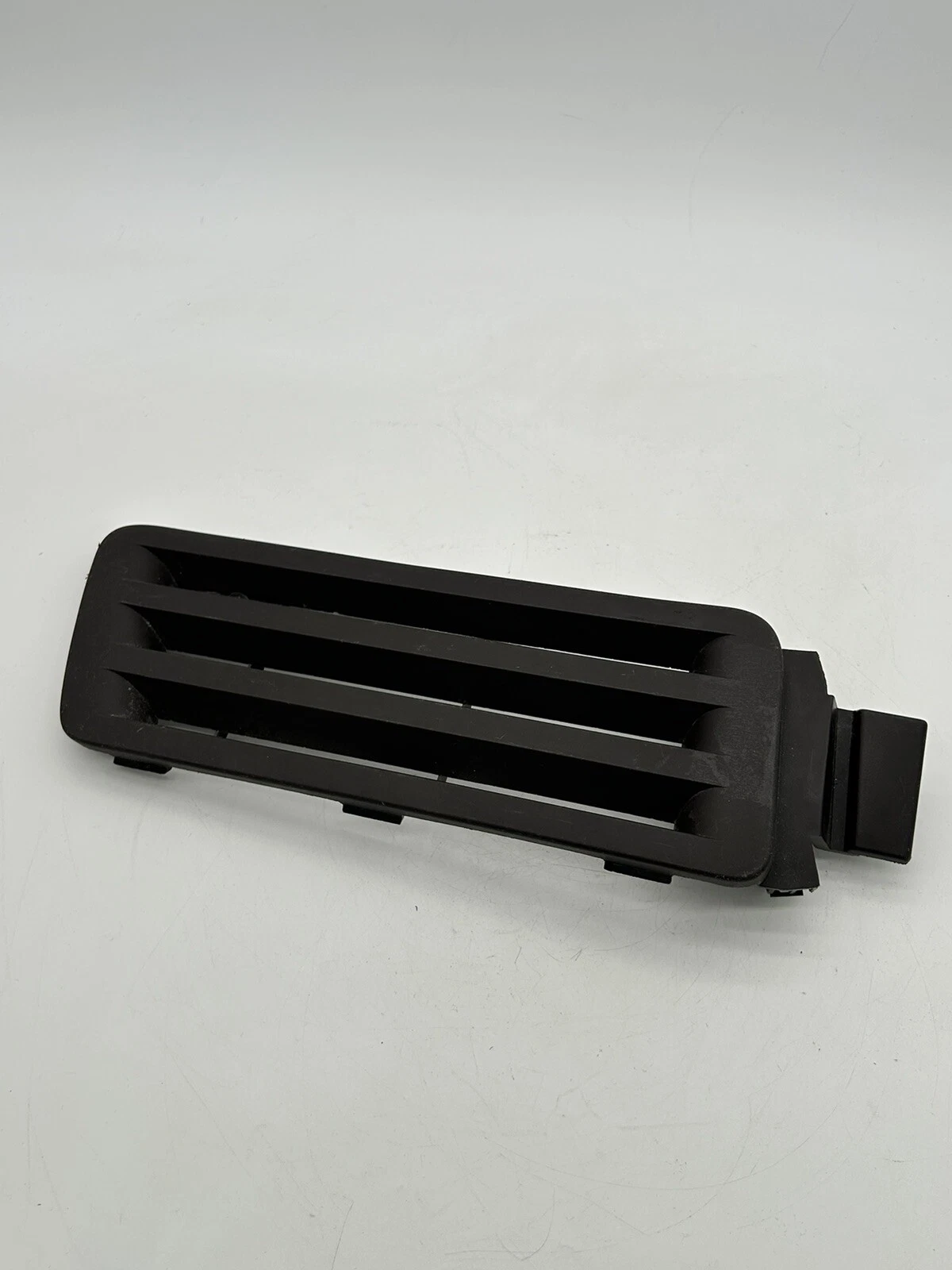 2008 BUICK ENCLAVE REAR LEFT DRIVER SIDE PRESSURE RELIEF AIR GRILLE COVER TRIM + - Image 4