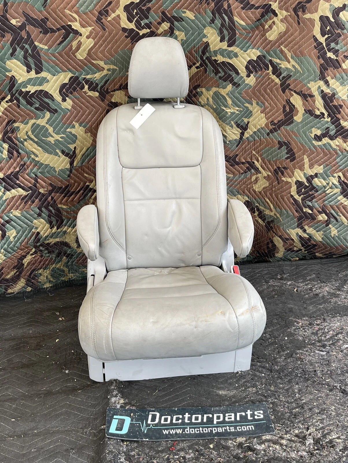 TOYOTA SIENNA REAR RIGHT PASSENGER SEAT (2ND ROW RIGHT) - LEATHER 2017