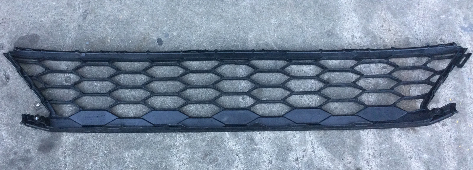 2016-2018 HONDA CIVIC HATCHBACK FRONT LOWER GRILL MESH USED OEM 71107-TGG-A500 - Image 2