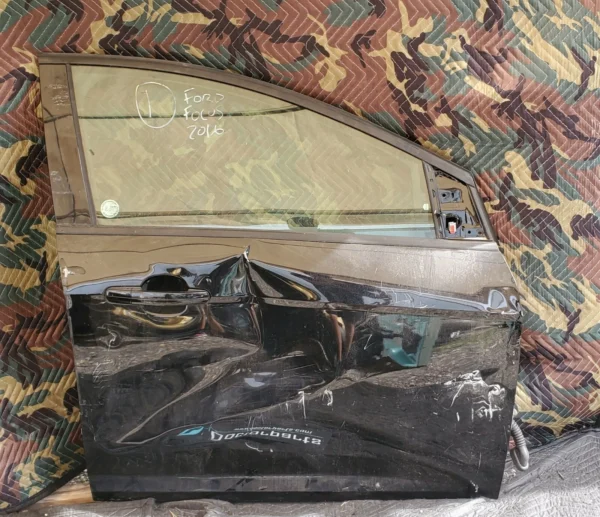 2015-2018 FORD FOCUS FRONT RIGHT PASSENGER DOOR/ PANEL USED OEM 1local pickup)