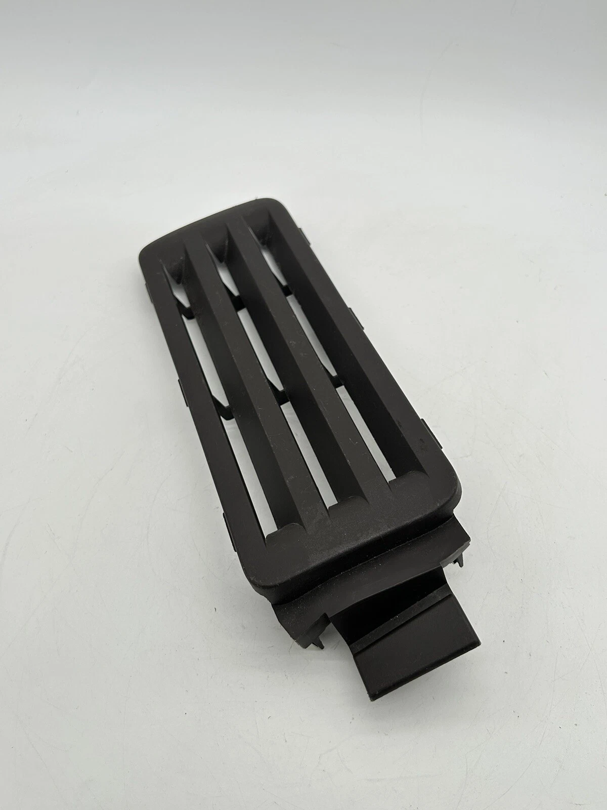 2008 BUICK ENCLAVE REAR LEFT DRIVER SIDE PRESSURE RELIEF AIR GRILLE COVER TRIM + - Image 3