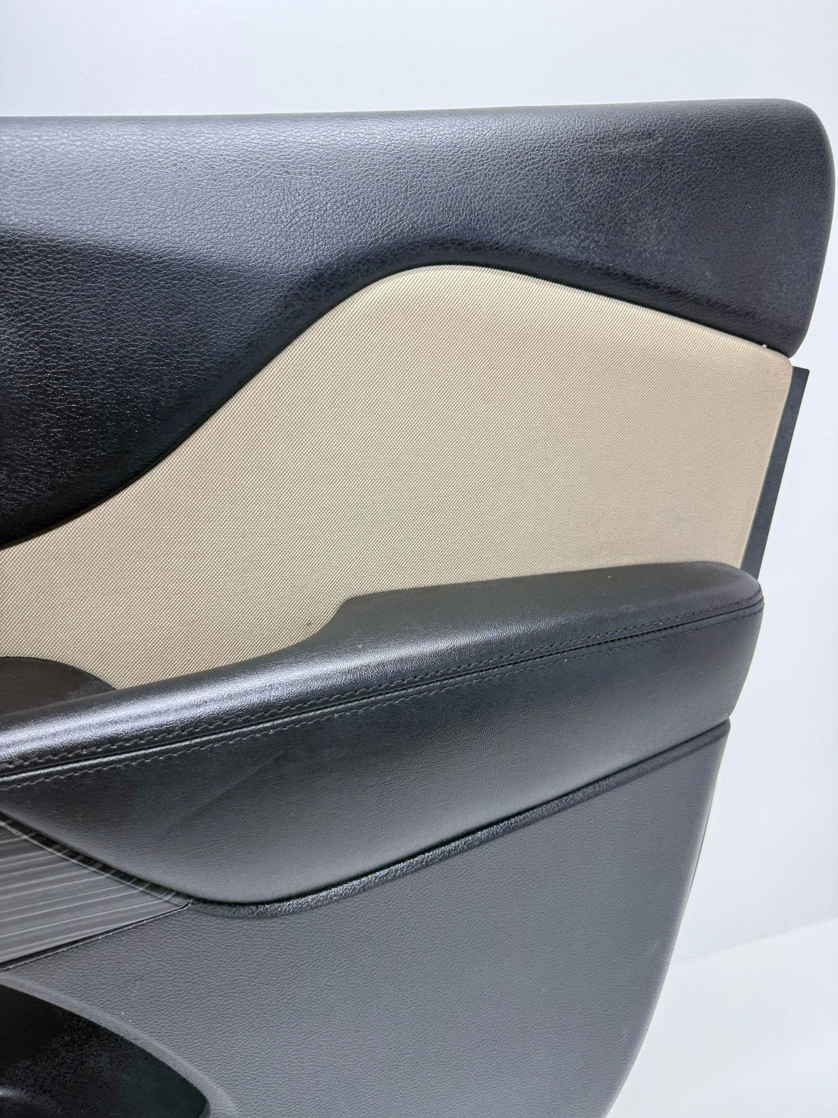2014-2019 JEEP CHEROKEE RIGHT PASSENGER FRONT INTERIOR DOOR PANEL TRIM COVER - Image 2