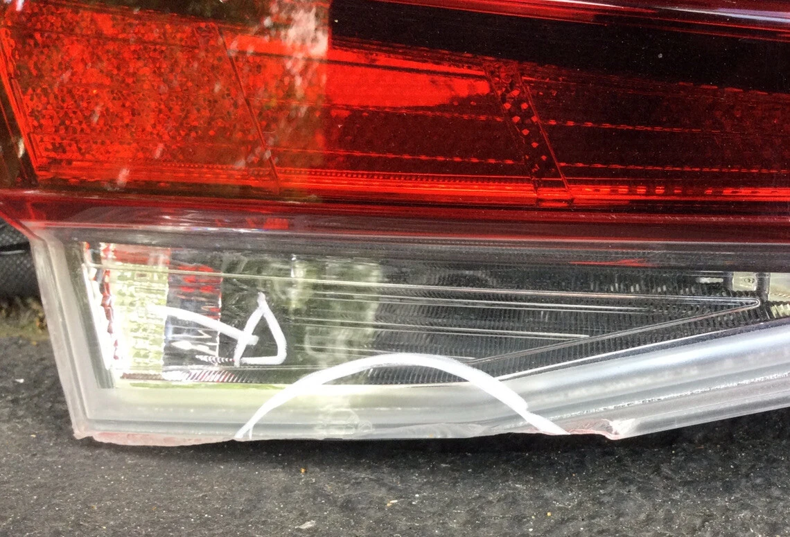 2021-2022 HYUNDAI ELANTRA CENTER TAILLIGHT LED WITH TRUNK OEM USED LOCAL PICKUP - Image 4