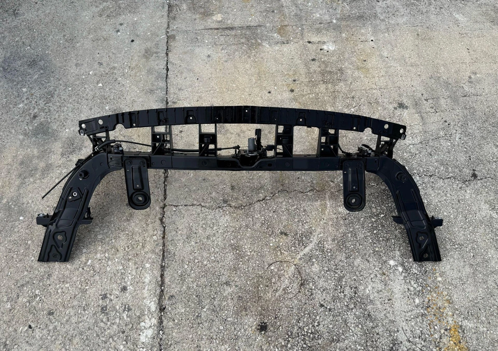 2018 - 2023 FORD MUSTANG FRONT RADIATOR UPPER TIE BAR REINFORCEMENT BRACKET OEM