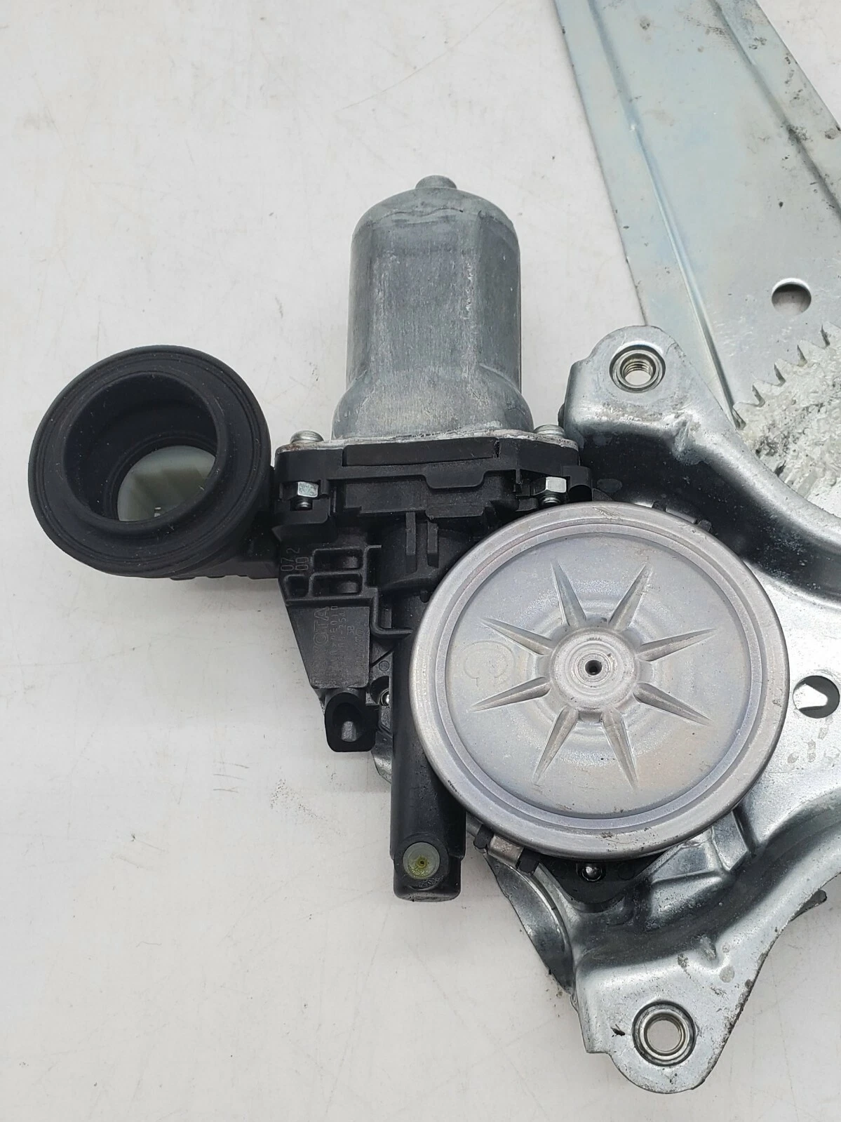 ✅ 2014-2019 Toyota Corolla right front window regulator Motor 6980102300 - Image 3