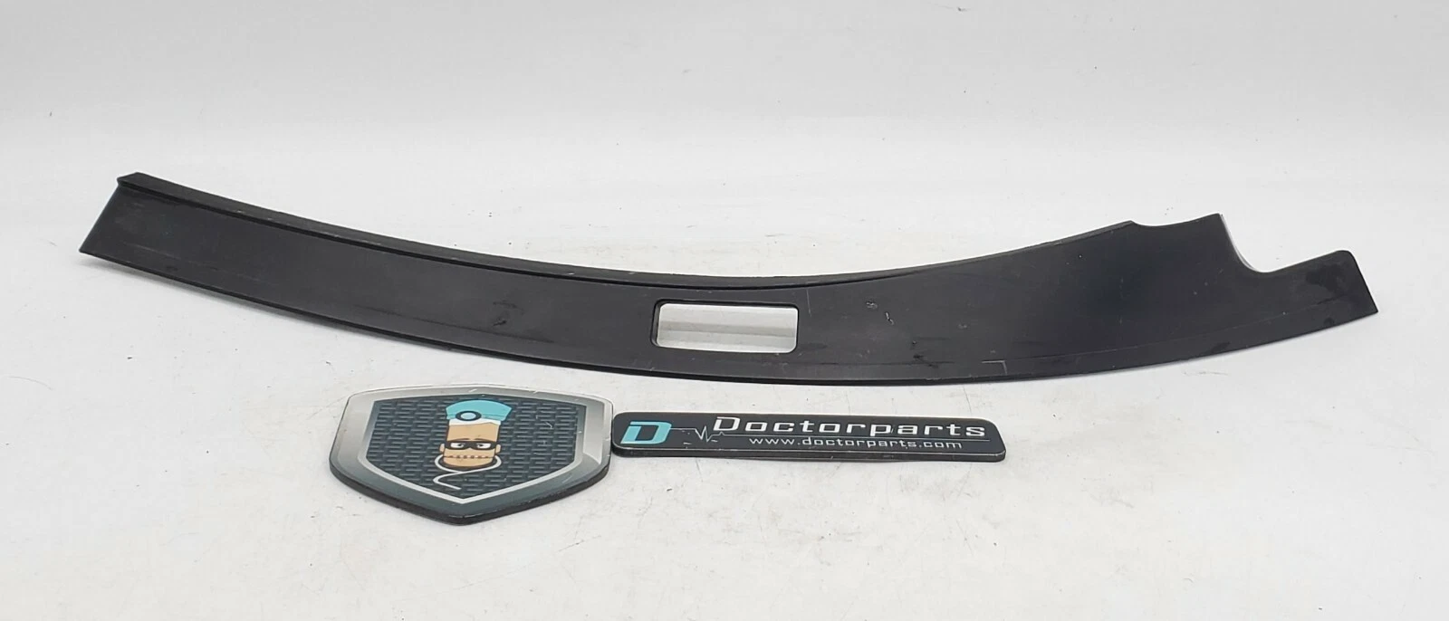 220-63698 Tail Light Bolt Cover Nissan Murano Passenger Right 2003 04 05 06 2407