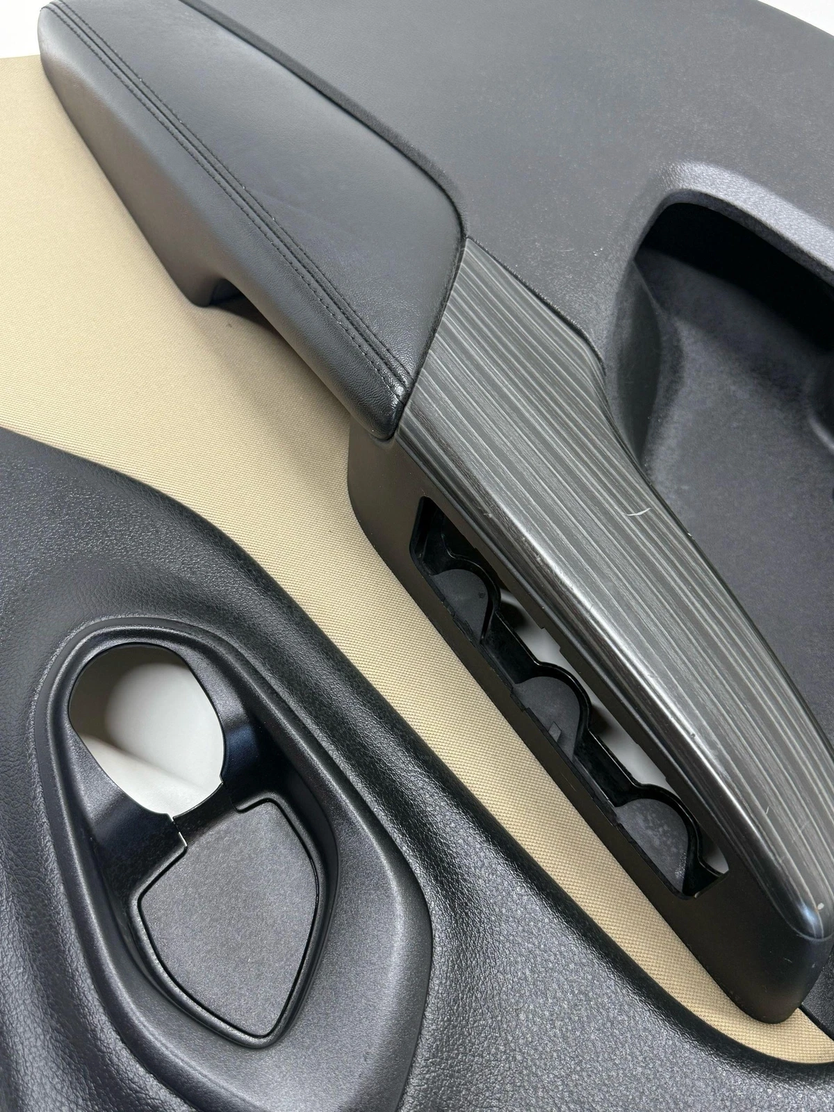 2014-2019 JEEP CHEROKEE RIGHT PASSENGER FRONT INTERIOR DOOR PANEL TRIM COVER - Image 12