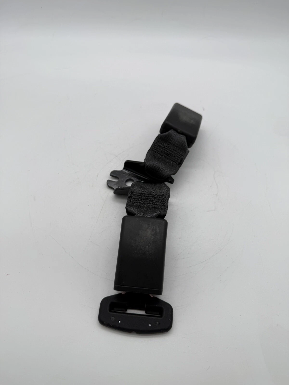 2020-2022 BUICK ENCORE GX REAR LEFT SIDE CENTER SECOND ROW SEAT BELT BUCKLE OEM - Image 2