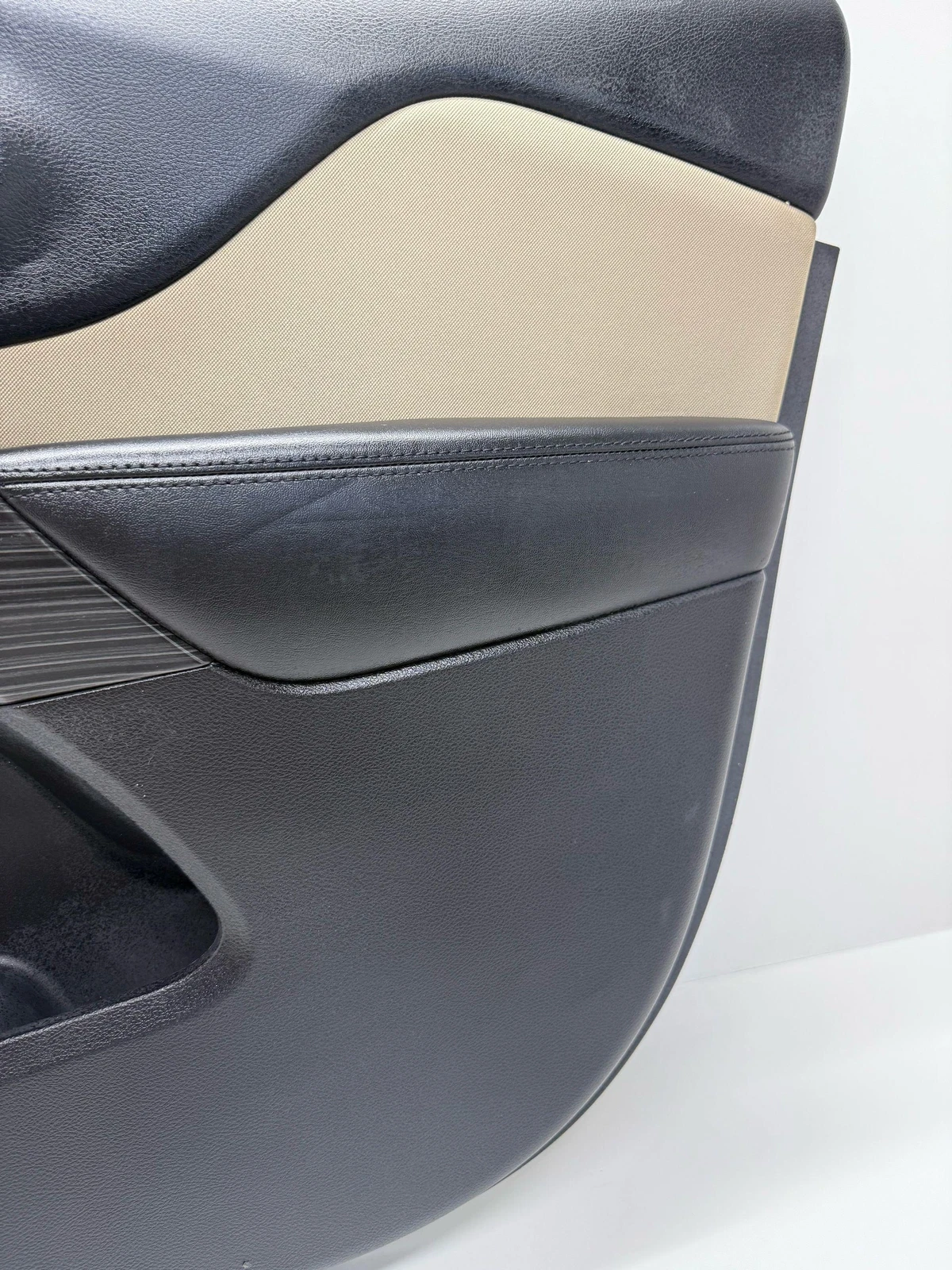 2014-2019 JEEP CHEROKEE RIGHT PASSENGER FRONT INTERIOR DOOR PANEL TRIM COVER - Image 3