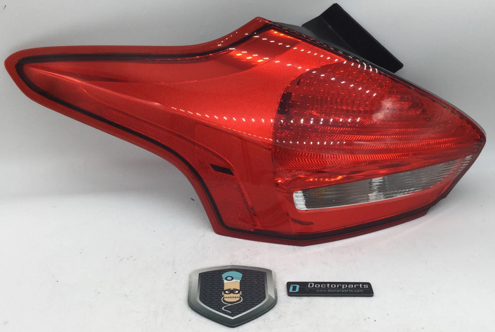 2015-2018 FORD FOCUS DRIVER LEFT LH SIDE TAIL LIGHT USED OEM