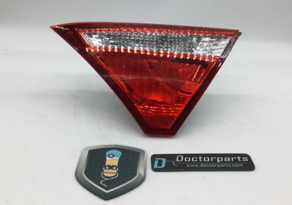 2015 2017 TOYOTA CAMRY REAR INNER TAILLIGHT RIGHT PASSENGER SIDE USED OEM 945235