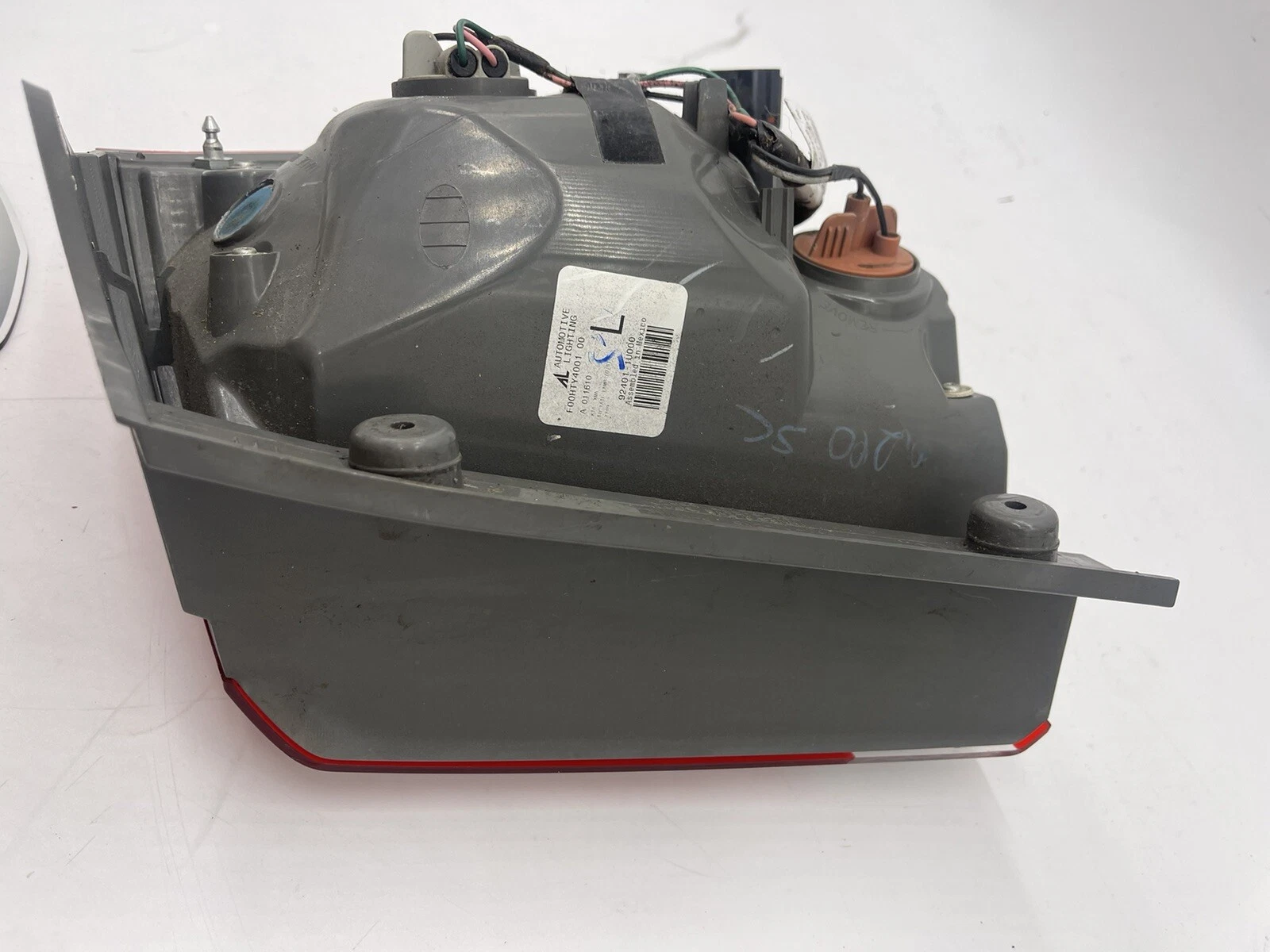 OEM 2011 - 2013 Kia Sorento Outer Left Halogen Tail Lamp 92401-1U000 Used - Image 5