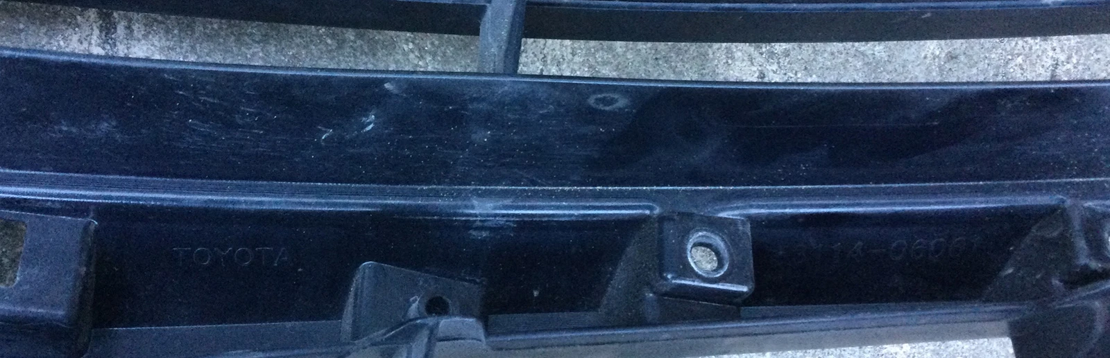 2017-2020 TOYOTA CAMRY FRONT UPPER BUMPER GRILLE BLACK USED OEM. 53114-06061 - Image 3