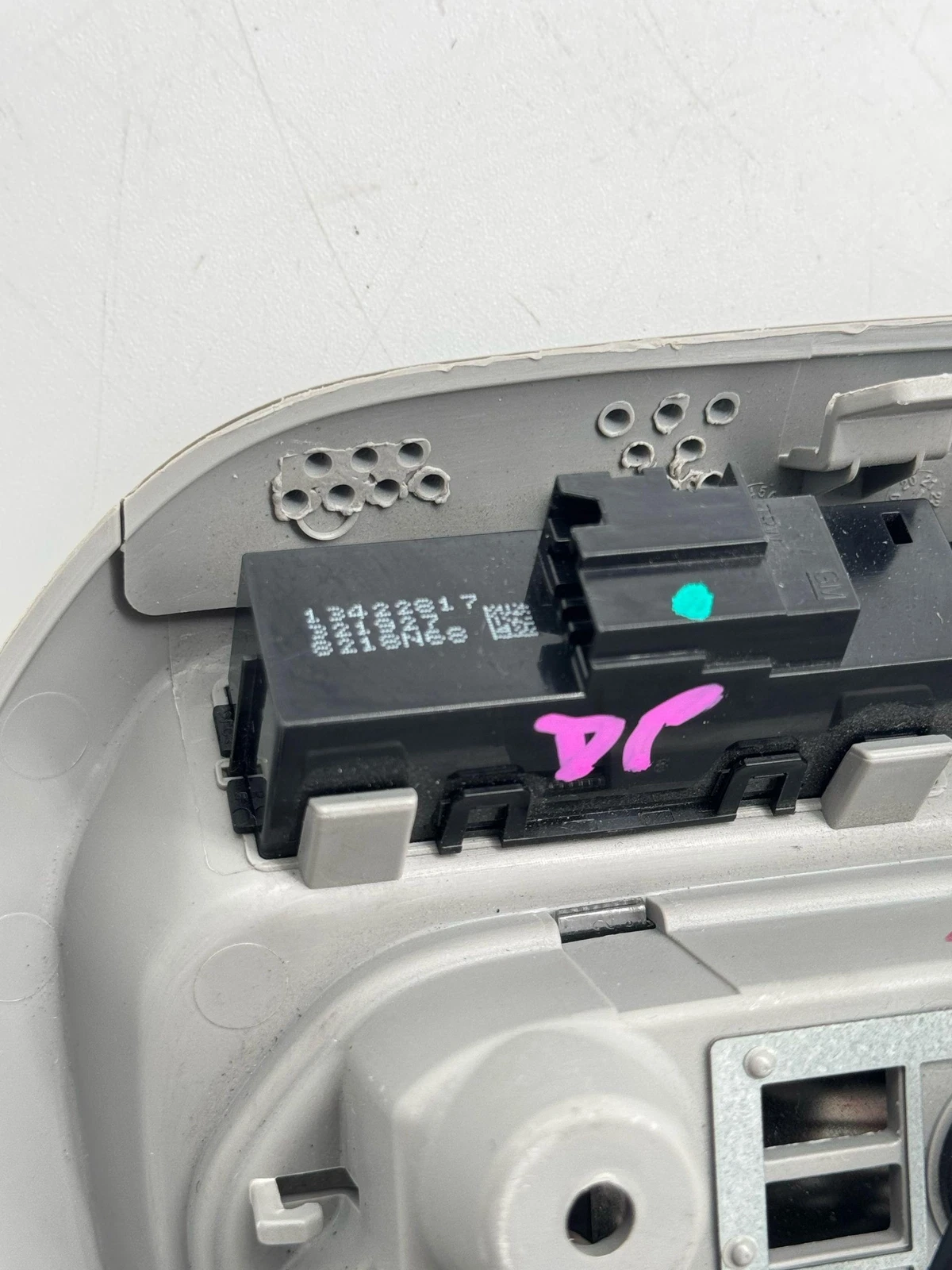 2024 CHEVROLET TRAX ROOF OVERHEAD CONSOLE DOME LIGHT LAMP SWITCH OEM 13422817 - Image 9