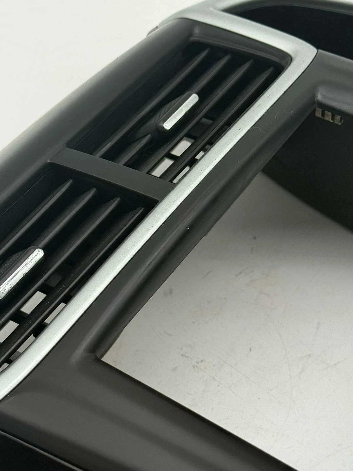2017-2020 CHEVROLET SONIC RADIO BEZEL WITH VENTS 42526597 - Image 8