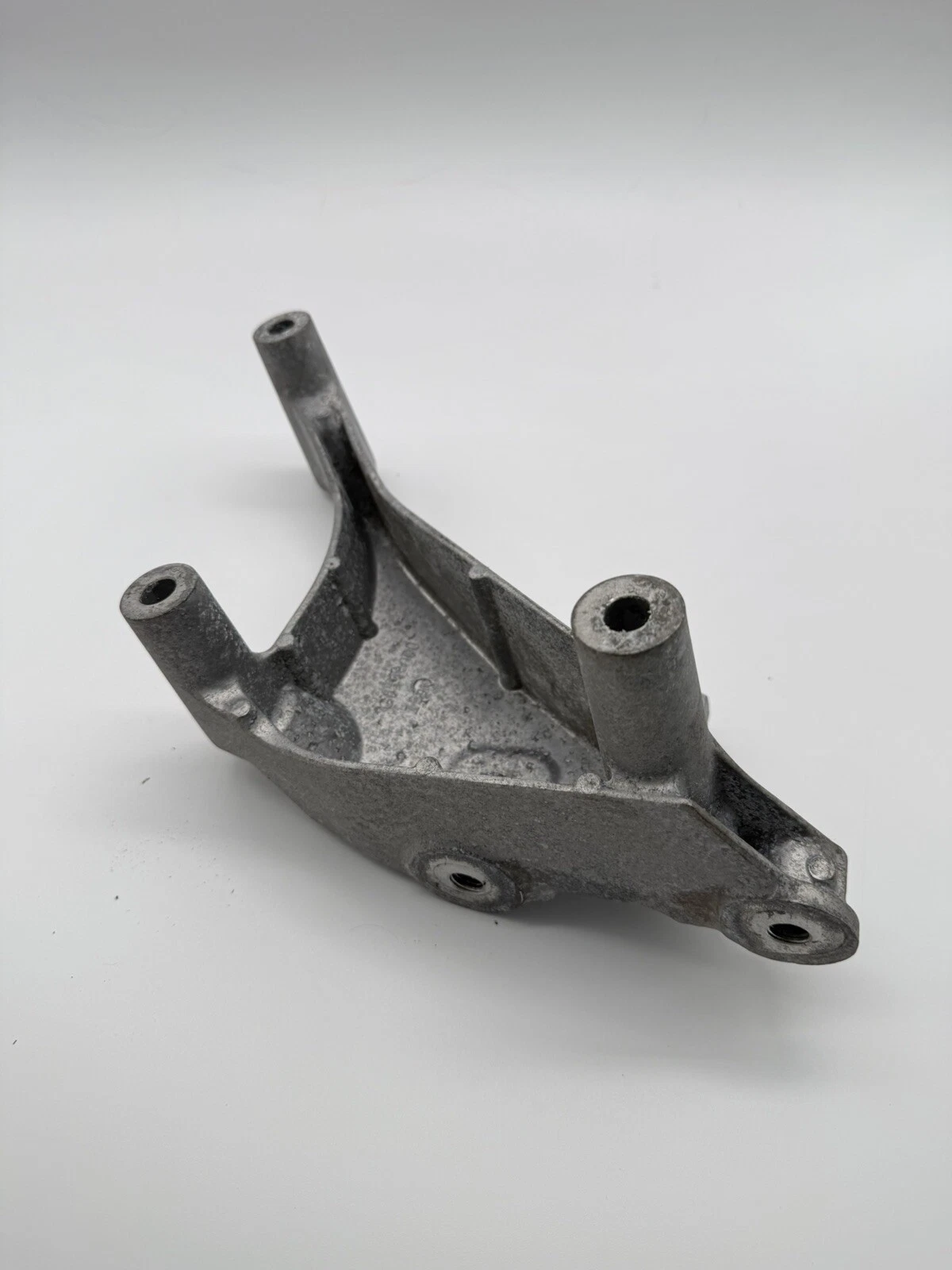 For Chevy Cruze 16-19 Genuine GM Parts Passenger Side Engine Mount Bracket - Image 7