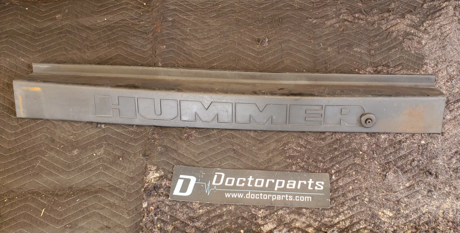 HUMMER H2 REAR BUMPER CENTER COVER TRIM PANEL MOLDING OEM 2003-2005 -DAMAGED-